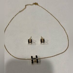 Fashion necklace set .